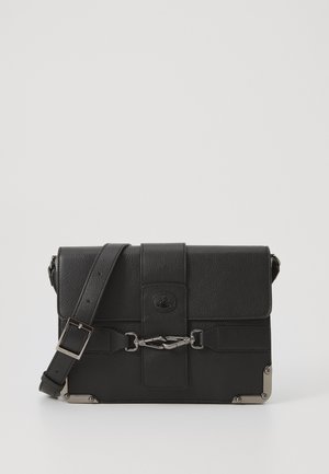 Schwarze Leder-Umhängetasche mit strukturiertem Finish, metallischen Hardware-Details, verstellbarem Riemen und einem Deckelverschluss mit Schnallenakzenten.
