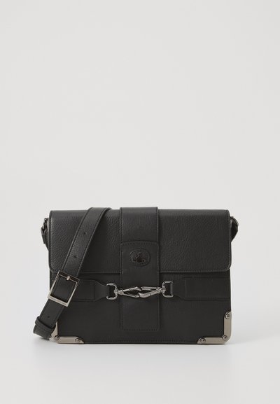 Sac messager en cuir noir avec une finition texturée, accents en métal, bandoulière réglable et fermeture à rabat avec des détails de boucle.