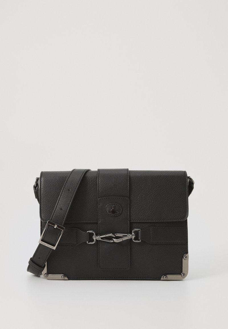 Svart läderbryggväska med en texturerad yta, metallhårdvaruaccenter, justerbar rem och en klaffstängning med spänndetaljer.