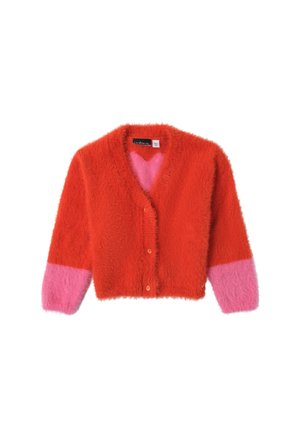 Flauschige Strickjacke in leuchtendem Rot mit rosa Akzentärmeln. Sie hat einen V-Ausschnitt und Knopfverschlüsse und präsentiert einen weichen, strukturierten Stoff.