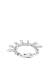 Silverfärgad kedjearmband med vita pärlor och spetsiga metallaccenter. Inkluderar en säker låsning med varumärke och en texturerad yta.