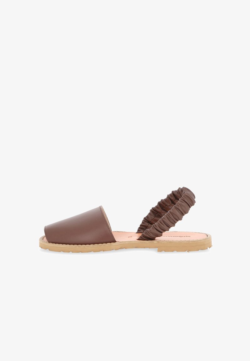 Sandale ouverte en cuir marron avec semelle beige et bride de cheville élastique froncée, vue de profil sur fond blanc.