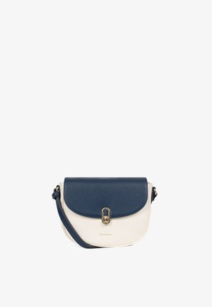Borsa a tracolla in pelle blu navy e bianco crema con superficie testurizzata, pattina arrotondata, dettagli in oro e tracolla regolabile.