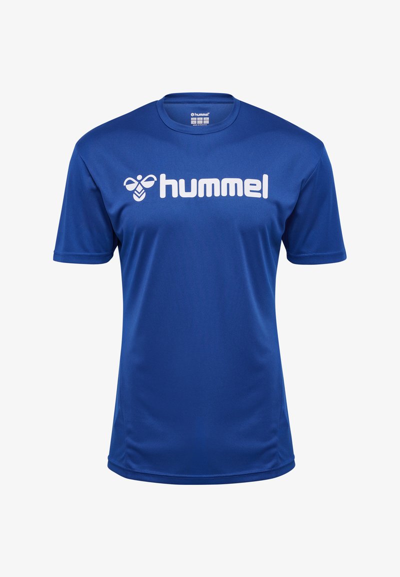 Blå atletisk T-shirt i mjukt, fukttransporterande material. Har korta ärmar och en framträdande vit "hummel"-logotyp på framsidan.