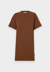 Bruin katoenen t-shirt jurk met korte mouwen, een ronde hals en een relaxte pasvorm. Heeft een subtiele logo detail op de borst en een zijtag.