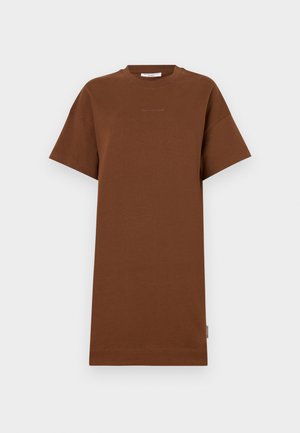 Barna pamut pólóruha rövid ujjakkal, kerek nyakkivágással és laza szabással. Diszkrét logó részlet található a mellkason és az oldalon.