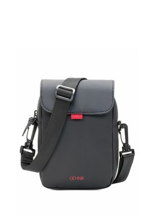 Mała czarna torebka na ramię z regulowanym paskiem, zamknięciem na klapę oraz czerwonym logo OCHNIK z przodu.