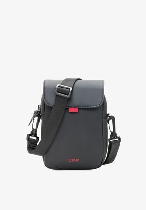 Mała czarna torebka na ramię z regulowanym paskiem, zamknięciem na klapę oraz czerwonym logo OCHNIK z przodu.