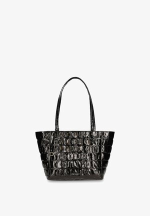 Sac cabas noir brillant avec texture crocodile, deux anses d’épaule et un petit pendentif métallique "P" sur le devant.