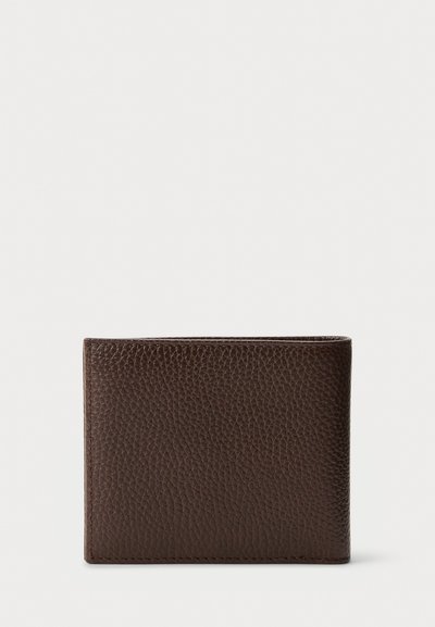 Portafoglio bifold in pelle brown scuro, con texture, centrato su uno sfondo bianco uniforme, chiuso e visto frontalmente.