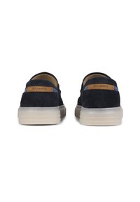 Scarpe slip-on in suede navy con suola in gomma chiara e dettagli in pelle marrone sul tallone, caratterizzate da un design a bassa apertura.