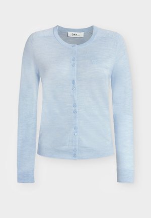 Cardigan bleu clair à manches longues, boutonné, avec col rond et poignets et ourlet côtelés, avec un petit logo brodé sur la poitrine.