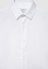 Weißes Hemd mit Knopfleiste und strukturiertem Kragen, aus einem strukturierten Stoff gefertigt und mit fünf perlenähnlichen Knöpfen an der Vorderseite. Regular Fit.