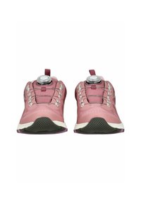 Světlé růžové sportovní boty s texturovaným povrchem, které mají systém šněrování pro bezpečné uchycení a gumovou podešev s gripem. Stříbrné akcenty na bocích.