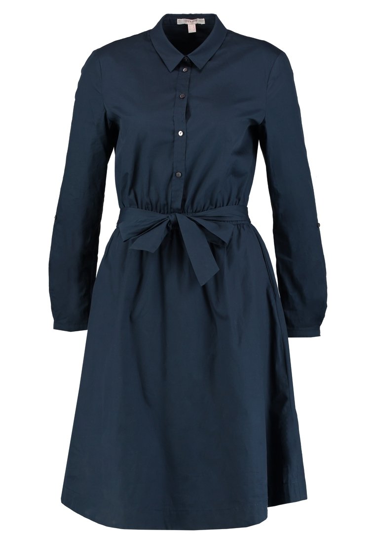 Robe chemise bleu marine à manches longues avec col, boutons devant, taille froncée et ceinture en tissu nouée.