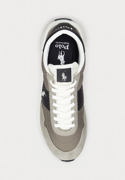 Γκρι σουέτ και διχτυωτό sneaker με λευκές κορδόνες, μαύρες λεπτομέρειες και λογότυπο Polo στη γλώσσα. Μαλακή σόλα και σχεδίαση με υφή στην επάνω πλευρά.