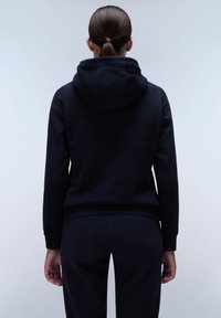 Marineblauw sweatshirt met capuchon, lange mouwen en ribgebreide manchetten, gemaakt van een zachte, gestructureerde stof. Gemaakt met bijpassende marineblauwe broek.