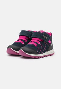 Chaussures d'enfants bleu et rose avec une tige en tissu, des lacets et une sangle velcro ; elles présentent des accents roses et une semelle extérieure texturée pour une meilleure adhérence.