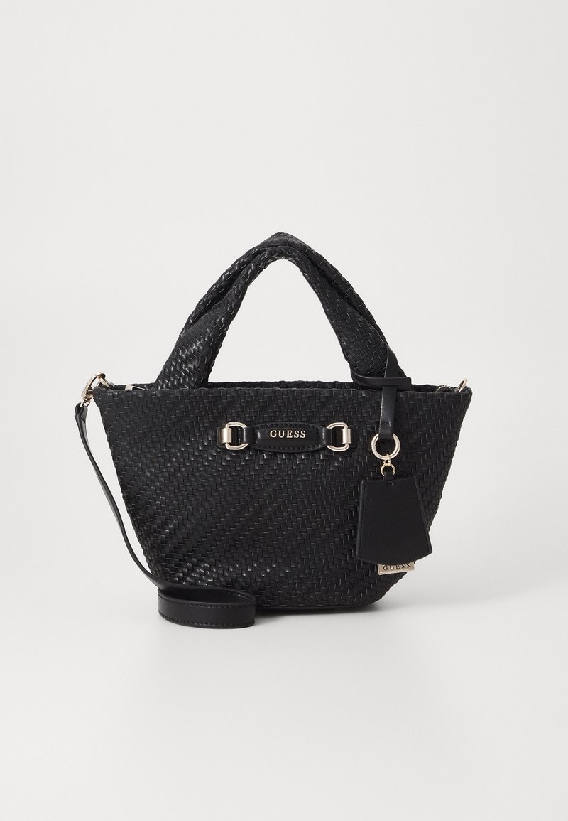 Czarna pleciona torba na ramię z podwójnymi uchwytami, złotymi detalami, odczepianą metką i regulowanym paskiem. Teksturowana powierzchnia i zorganizowany design.