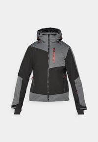 Chaqueta exterior negra y gris con cierre de cremallera, capucha ajustable y detalles en rojo. Presenta un diseño de bloques de color y múltiples bolsillos con cremallera.