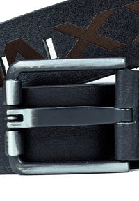 Zwarte lederen riem met een zilveren metalen gesp. De riem heeft een gestructureerd oppervlak en bruin stiksel in een ruitpatroon.