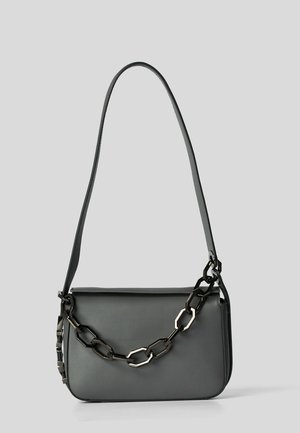 Sac à main en cuir gris de forme rectangulaire, avec une bandoulière en chaîne et des accents métalliques. Texture lisse et design minimaliste.