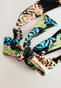 Kleurige gestructureerde sjaal met levendige blauw, groen en roze botanische ontwerpen op een zwarte achtergrond. Afgewerkt met een knoopdetail.