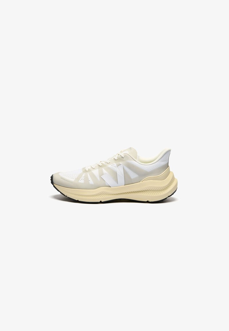 Chaussure de sport blanc cassé avec un design à lacets, semelle épaisse et rembourrée, et grand logo "V" sur le côté, présentée sur fond blanc.