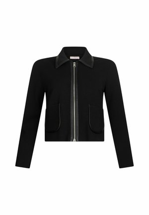 Giacca nera corta con colletto a punta, zip argentata e due tasche frontali, rifinita con dettagli in pelle nera e una texture liscia.