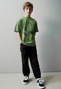 Next RELAXED FIT SHORT SLEEVE GRAPHIC STANDARD - Triko s potiskem - green linear headphones