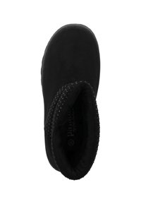 Stivaletto nero alla caviglia in morbido materiale scamosciato, punta arrotondata e dettagli neri strutturati. Interno con fodera soffice per un comfort maggiore.