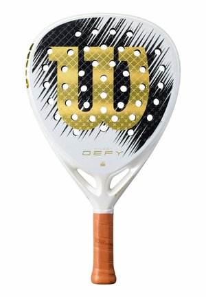 Pala de pádel blanca con diseño en negro y dorado, superficie perforada y empuñadura marrón.