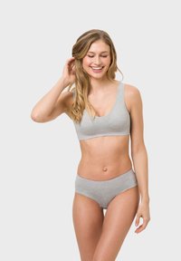Graues Baumwoll-BH und Boyshorts-Set mit breiteren Trägern, glatter Textur und nahtlosem Design. Beide Teile zeigen einen einfachen, minimalistischen Stil.