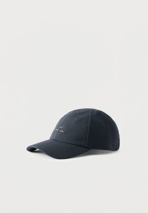 Zwarte honkbalpet met gebogen klep en klein geborduurd logo aan de voorkant, afgebeeld tegen een witte achtergrond.