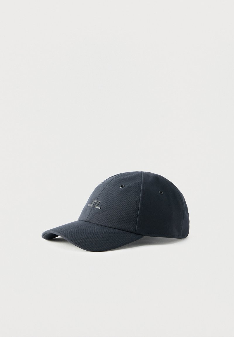 Μαύρο καπέλο μπέιζμπολ με κυρτό γείσο και μικρό κεντημένο λογότυπο στο μπροστινό μέρος, εμφανίζεται σε απλό λευκό φόντο.