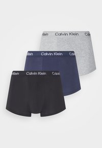Tre paia di boxer in microfibra Calvin Klein nei colori grigio, blu e nero, caratterizzati da un tessuto morbido e una vita elastica con dettaglio del logo.