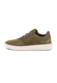 Baskets en daim vert olive avec lacets gris, semelle blanche, coupe basse, et étiquette de marque "DOGGI" sur le côté.