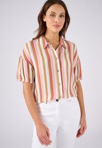 Blusa a righe con maniche a sbuffo corte, con linee rosa, bianche, verdi e dorate. Disegno con bottoni sul davanti in tessuto leggero.