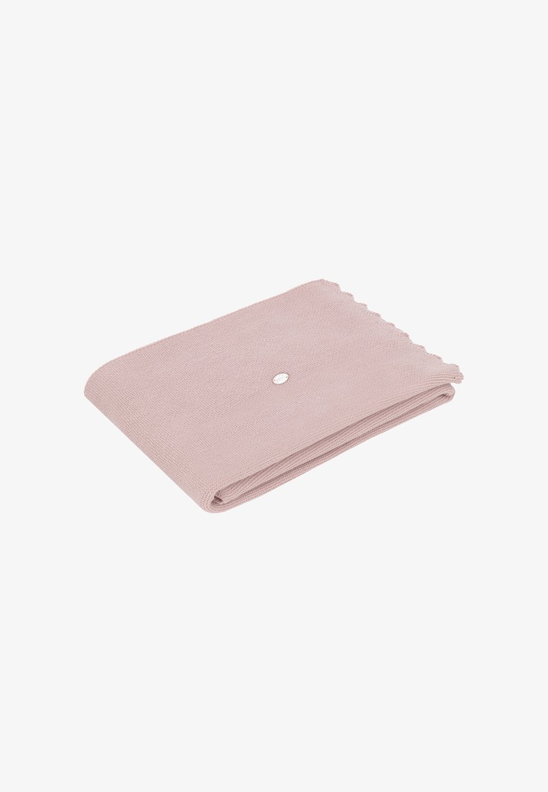 Manta suave de color rosa claro, plegada, con un patrón de punto texturizado y bordes ondulados, que presenta un pequeño detalle de botón plateado en el centro.