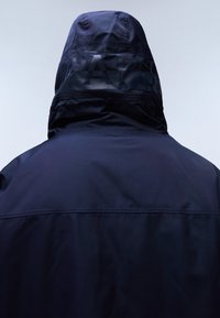 Námořnická voděodolná bunda s vysokým límcem, nastavitelnou kapucí a hladkou texturou, na zadním panelu s nápisem "PARIS".