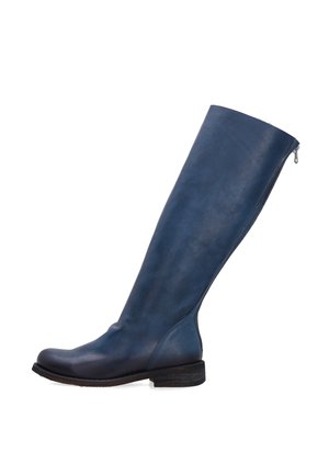 Botte en cuir bleu à hauteur de genou avec un bout arrondi, un fini subtil et une surface texturée. Comprend une fermeture éclair sur le côté et un talon bas en empilement.
