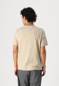 Tommy Hilfiger SEASONAL SOLID TEE - Basic T-shirt - sandalwood
