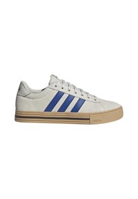 Sneaker in pelle bianca con tre strisce blu, punta tonda, suola in gomma con dettagli testurizzati e chiusura con lacci.