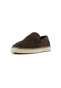 Donkerbruine suède instap loafer met gevlochten jutezool en pennyriemdetail, schuin weergegeven op een witte achtergrond.