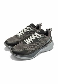 Czarne i szare buty do biegania z teksturowaną siateczkową cholewką, grubą podeszwą, białymi sznurówkami oraz kontrastującymi akcentami wzdłuż boków.