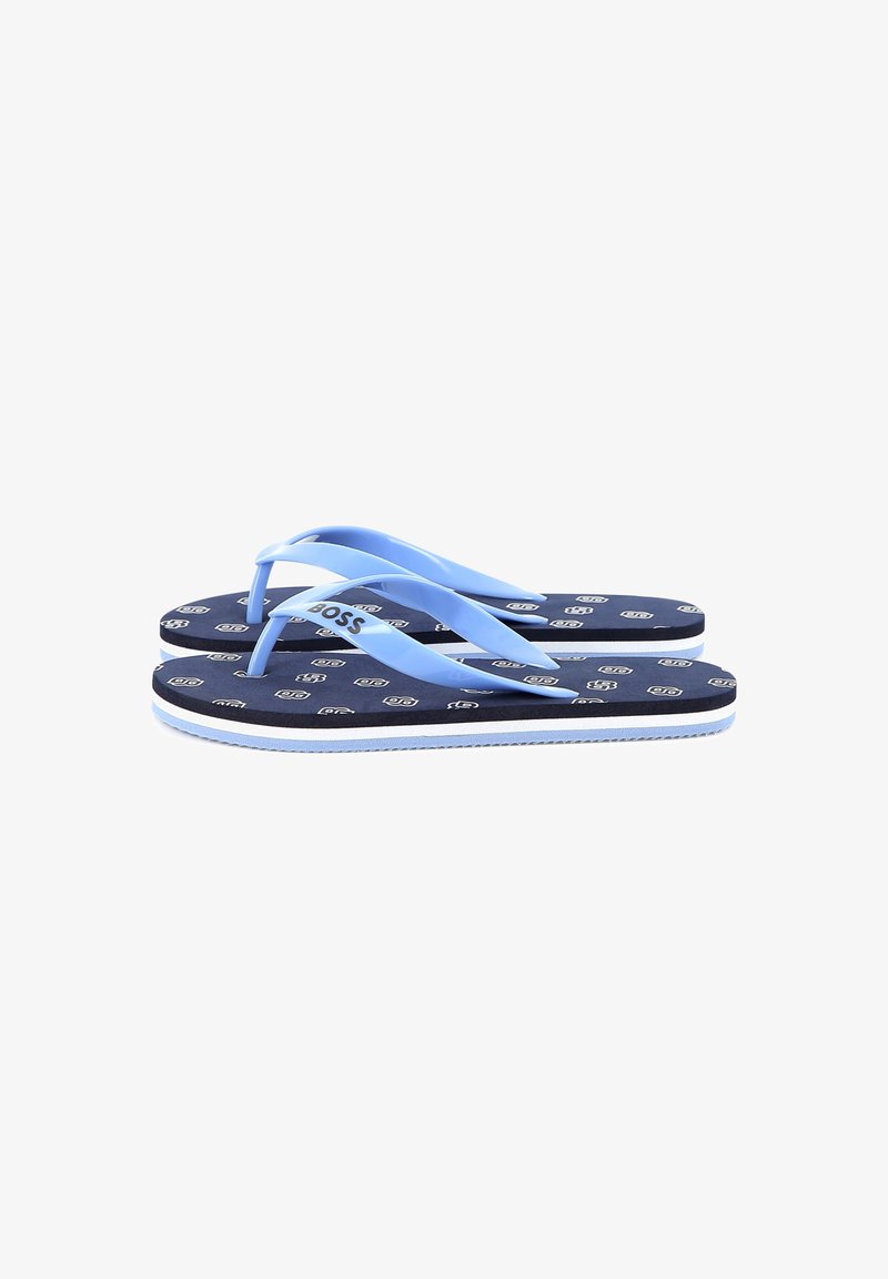Tongs bleu et marine avec des semelles texturées. Caractéristiques d'un motif de logo sur le matelas, de brides plates et d'accents latéraux blancs.