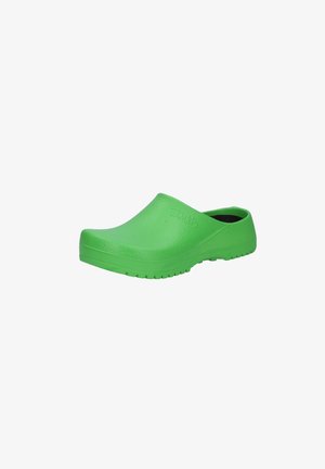 Zuecos de goma verde con un acabado texturizado, puntera redondeada, abertura trasera y una suela dura con relieve para resistencia al deslizamiento.
