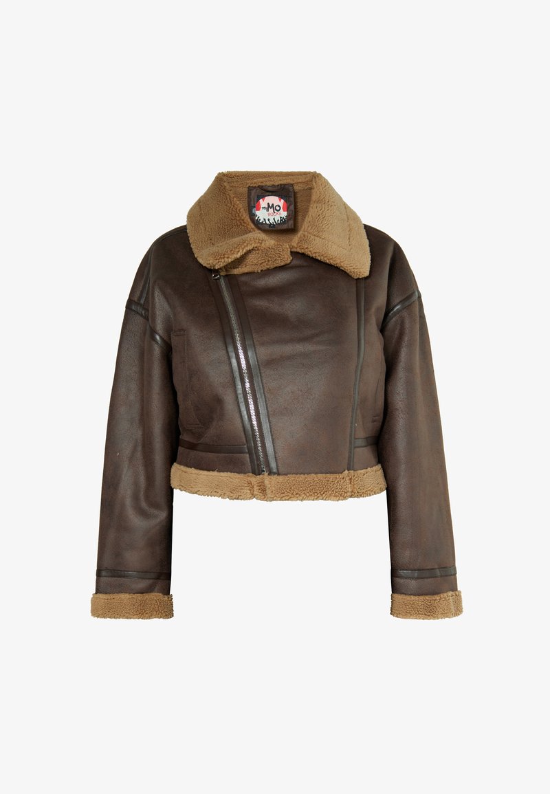 Brązowa krótka skórzana kurtka z beżowym kołnierzem z owczej wełny, z zamkiem błyskawicznym z przodu oraz kontrastowymi teksturowymi akcentami wzdłuż dołu i mankietów.