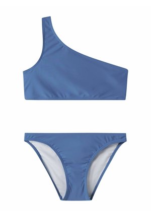 Modré dvojdielne plavky s jednoramenným topom a klasickými bikinovými nohavičkami, položené na bielom pozadí.