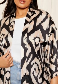 Curves Like These Skraistė  - black white